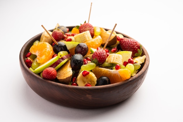 Fruit chaat é um prato indiano picante feito com a combinação de frutas suculentas e geladas, como maçãs, bananas, laranjas, uvas com sal e especiarias suaves