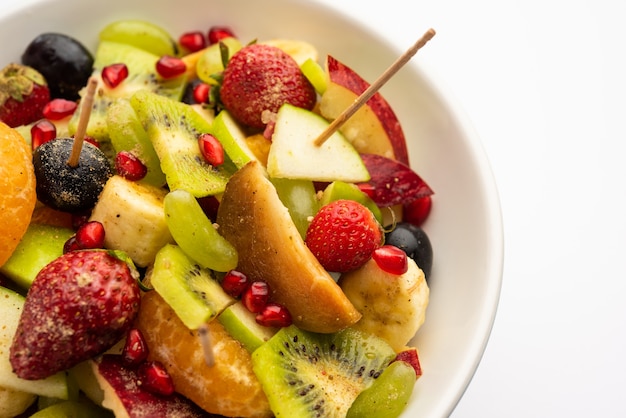 Foto fruit chaat es un plato indio picante elaborado mediante la combinación de frutas jugosas frías como manzanas, plátanos, naranjas, uvas con sal y especias suaves.