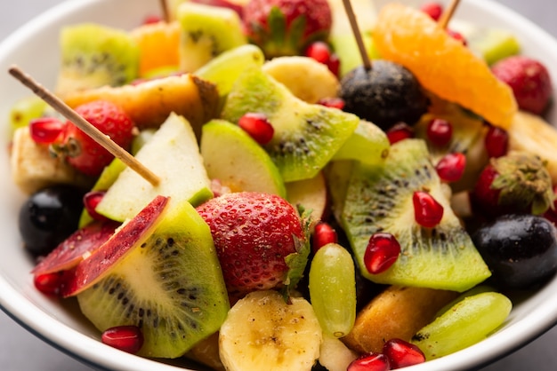 Fruit Chaat es un plato indio picante elaborado mediante la combinación de frutas jugosas frías como manzanas, plátanos, naranjas, uvas con sal y especias suaves.