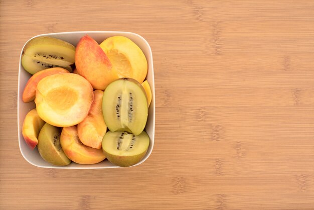 Fruit Cup steht auf einem Holztisch.