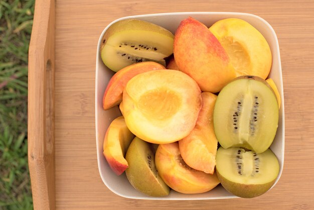 Fruit Cup steht auf einem Holztisch.