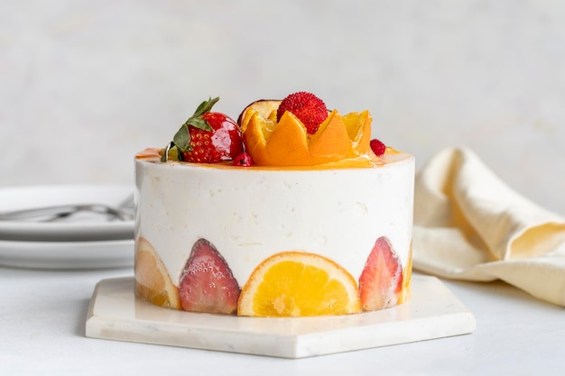 Fruit Parfait Cake auf weißem Hintergrund Fruit Cake mit weißer Creme Nahaufnahme Horizontalansicht