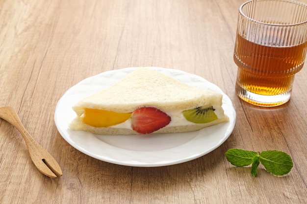 Fruit Sando o Sándwich Japonés de Frutas con fresa, mango y kiwi