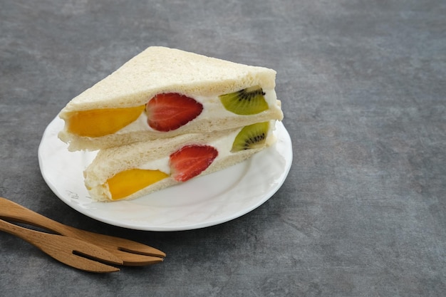 Fruit Sando o Sándwich Japonés de Frutas con fresa, mango y kiwi