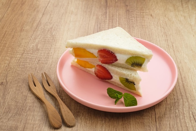 Fruit Sando o Sándwich Japonés de Frutas con fresa, mango y kiwi