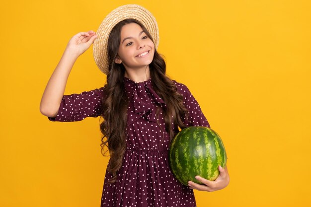 Fruktose gesunde Ernährung im Sommerurlaub Teenager-Mädchen Spaß im Sommer