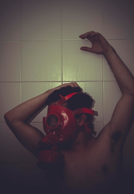 Frustração, homem desesperado, angústia e sofrimento com máscara de gás vermelha