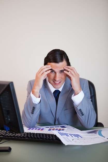 Frustrado hombre de negocios trabajando en estadísticas