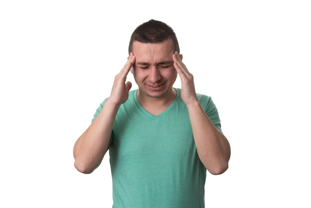 Foto frustrado joven con dolor de cabeza aislado sobre fondo blanco.