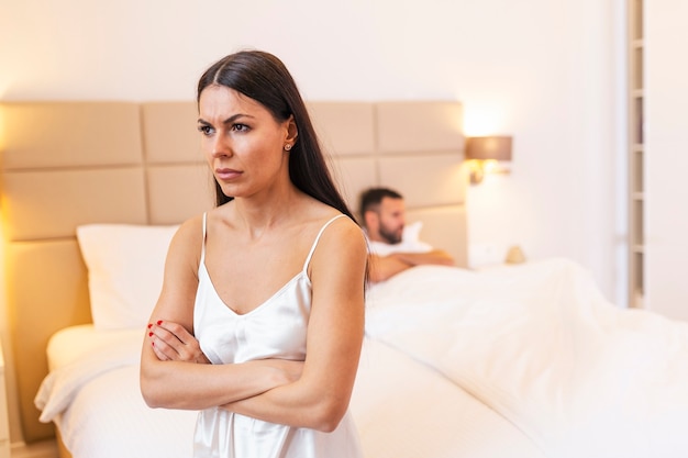 Frustrierte traurige Freundin sitzen auf dem Bett denken an Beziehungsprobleme, verärgerte Liebhaber denken über Trennung nach