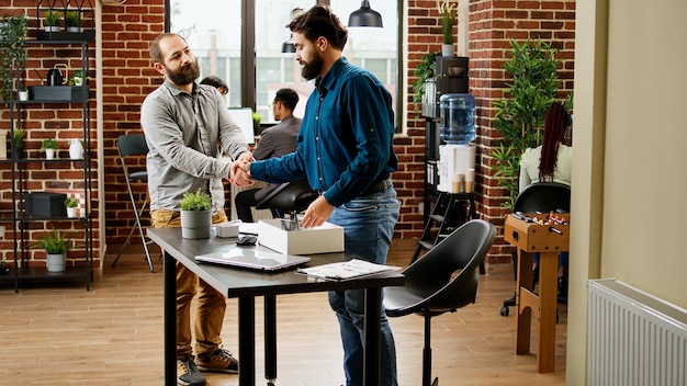 Frustrierter arbeitsloser Mann, der von der Arbeit gefeuert wird und Sachen in eine Kiste packt und das Büro verlässt, nachdem er entlassen wurde. Depressiver, besorgter Erwachsener, der sich verstört und verärgert über das Scheitern seiner Karriere fühlt.