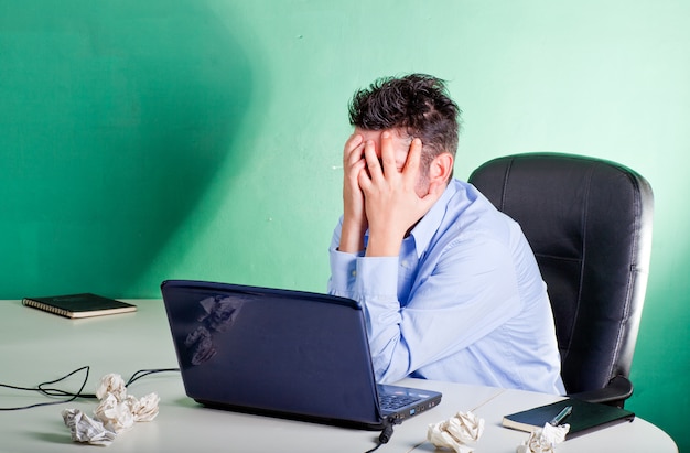 Frustrierter Geschäftsmann in seinem Büro