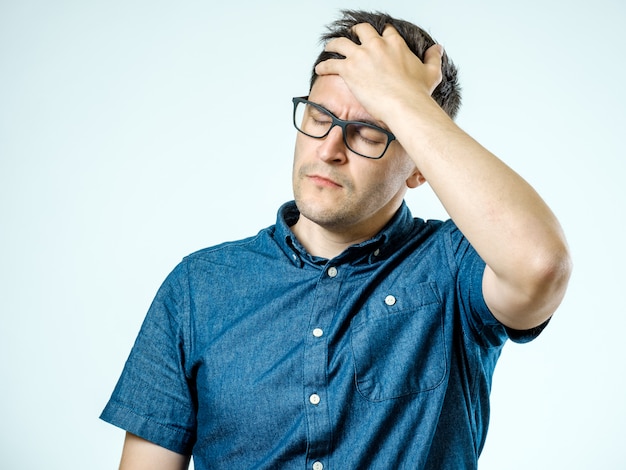 Frustrierter Mann mit Kopfschmerzen isoliert