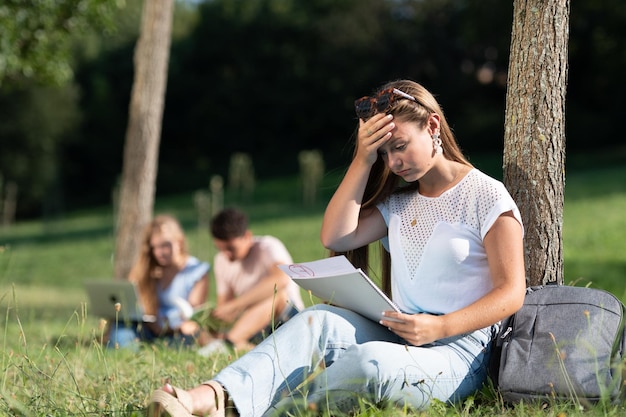 Frustrierter Student, der eine nicht bestandene Prüfung überprüft