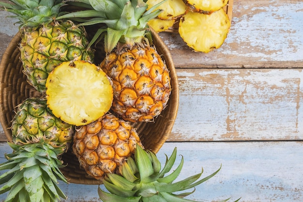 Fruta abacaxi fresco em uma cesta