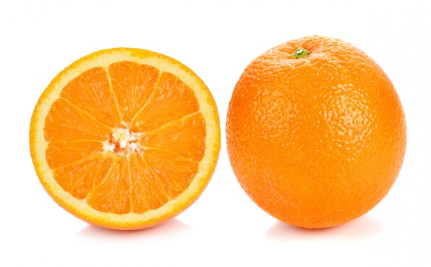 Fruta anaranjada aislada en el fondo blanco