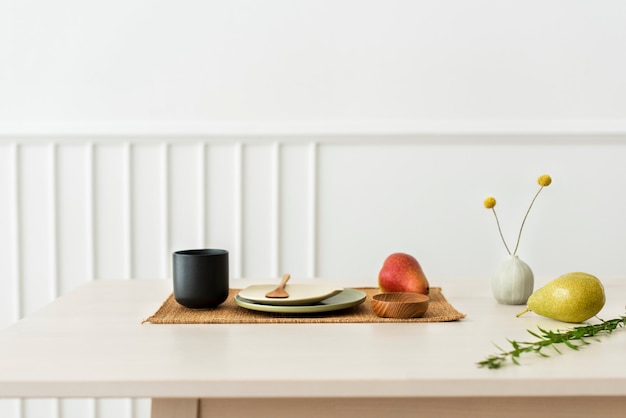 Fruta y bebida en una mesa de madera