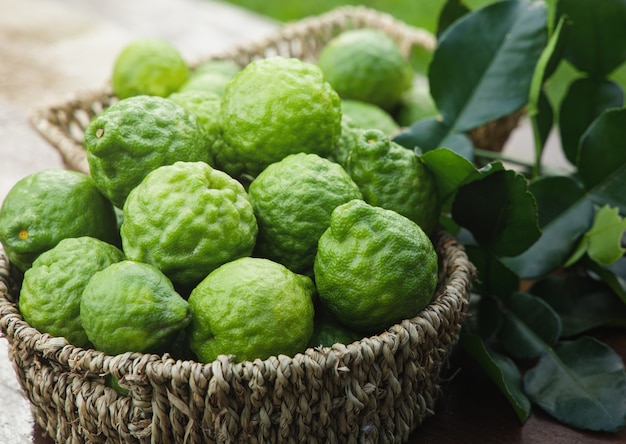 Fruta de bergamota fresca sobre fondo de mesa de madera