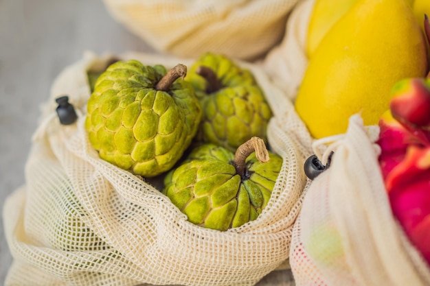 Fruta en una bolsa reutilizable en una elegante superficie de cocina de madera concepto de cero residuos concepto sin plástico