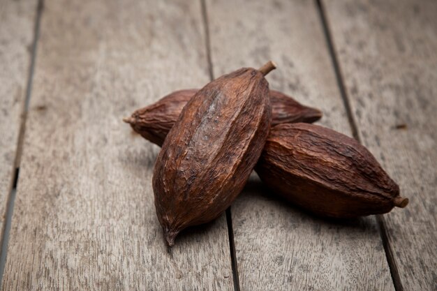 fruta de cacao en el fondo de madera rústica