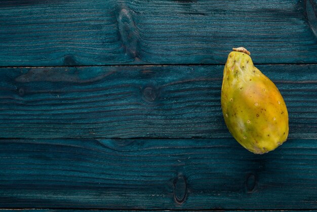 Fruta de cactus Frutas tropicales Sobre un fondo de madera Vista superior Espacio de copia