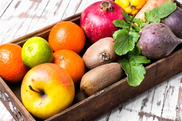 Fruta en caja de madera.