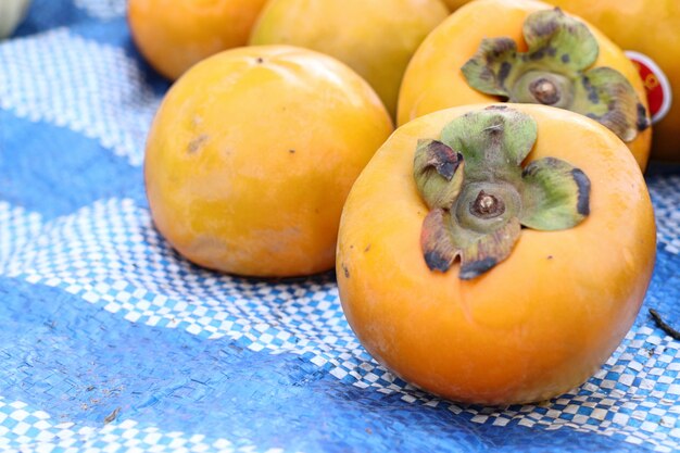 Fruta del caqui en la comida de la calle