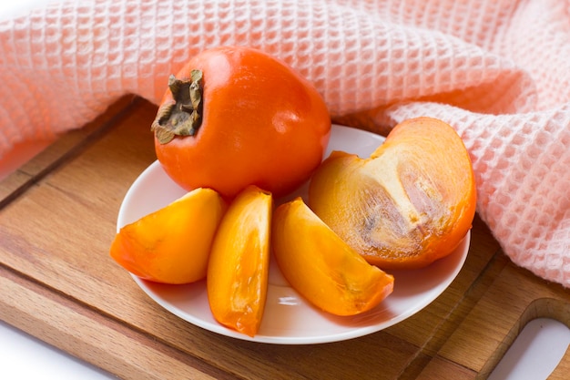 Fruta de caqui fresca naranja aislada sobre fondo blanco Alimentos saludables