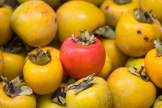 Fruta de caquis en el mercado de los granjeros