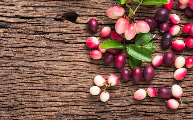 fruta de carunda en viejo fondo de madera