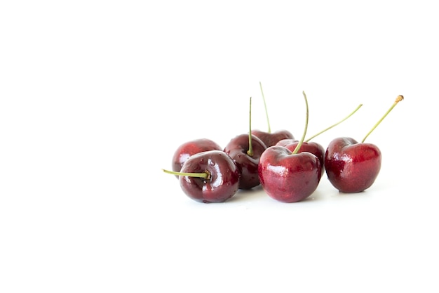 Fruta cereja vermelha em fundo branco