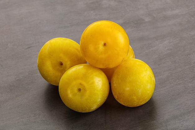Fruta de ciruela amarilla y dulce madura