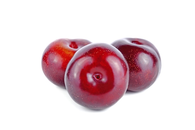 Fruta de ciruela cereza roja fresca aislada sobre fondo blanco