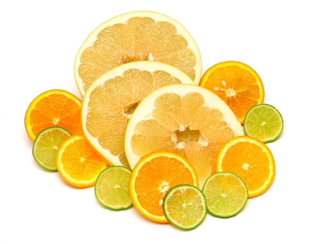 Fruta cítrica de laranja, limão e pomelo fatiado isolado no fundo branco. Um alimento saudável e nutritivo para a saúde após o treinamento em esportes para queima de gordura. Camada plana, vista superior