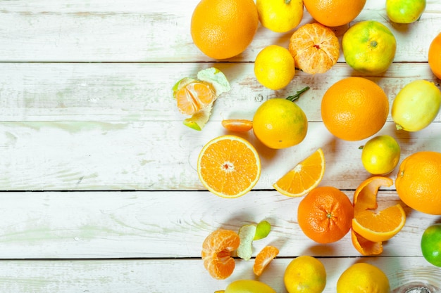 Fruta cítrica fresca en la mesa de madera blanca