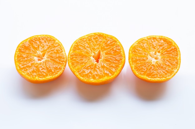 Fruta cítrica laranja fresca em branco