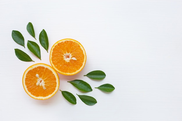 Fruta cítrica naranja fresca aislada