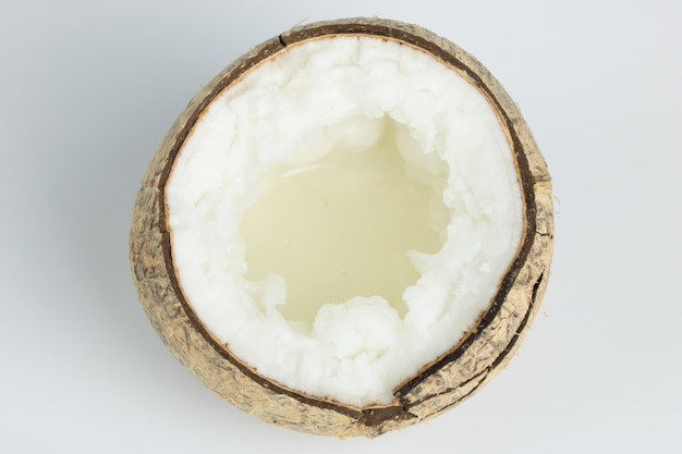 Foto fruta del coco de kopyor aislada en el fondo blanco