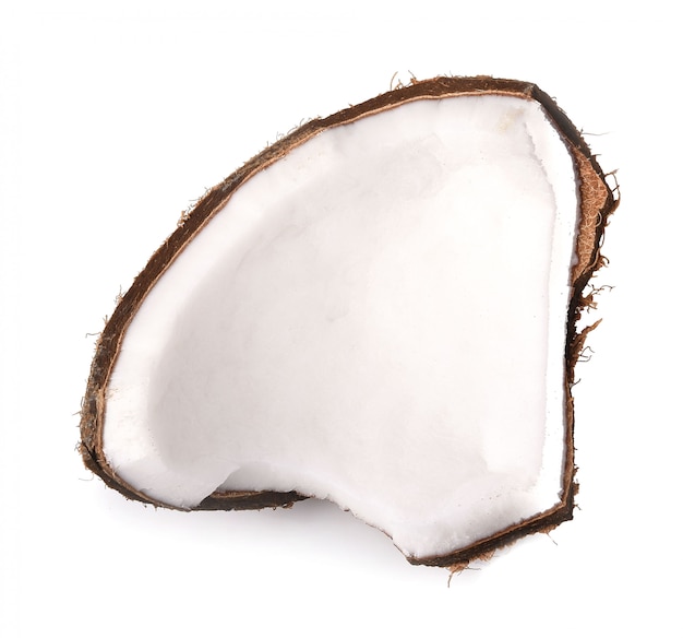 Fruta de coco sobre fondo blanco.
