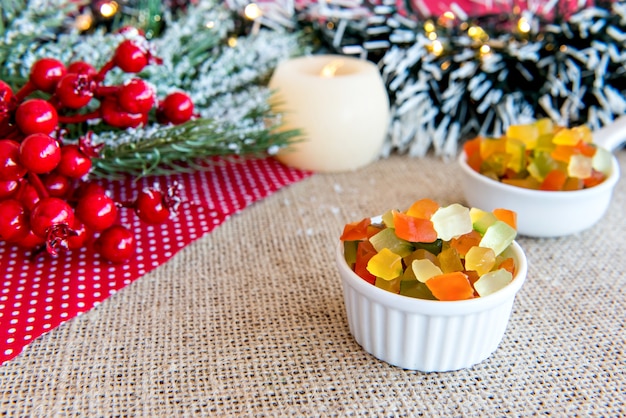 Fruta confitada en una mesa de Navidad