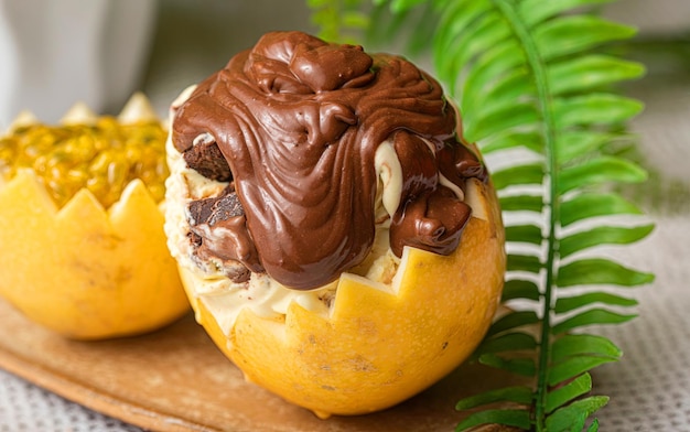 Una fruta cubierta de chocolate con chocolate encima