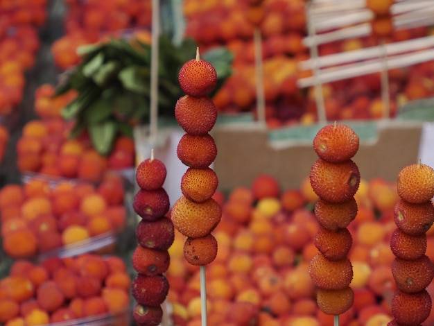 Fruta da árvore de morango em fes Arbutus Unedo Fruit no Roadside Stand em Marrocos