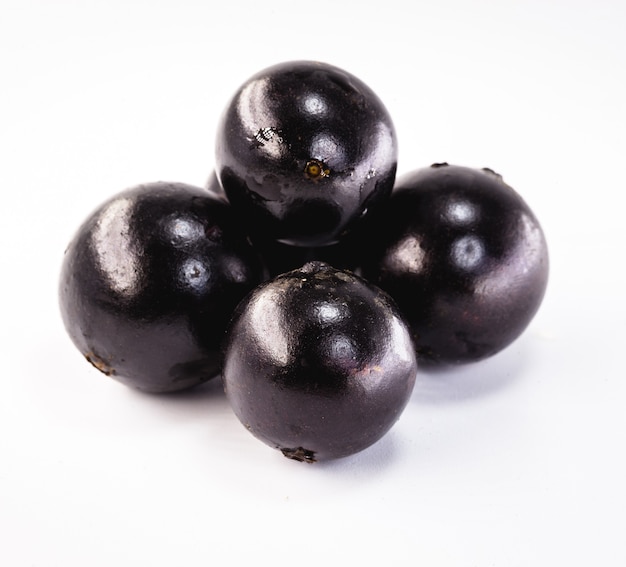 Foto fruta da jabuticaba isolada com fundo branco.