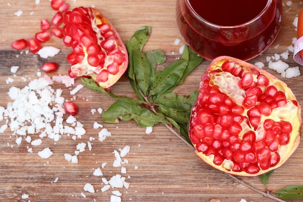 fruta da romã com suco