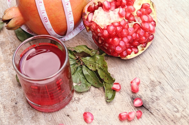 fruta da romã com suco