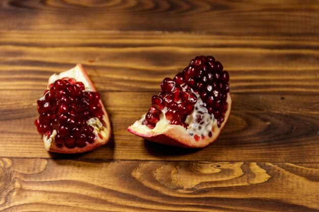 Fruta da romã madura na mesa de madeira