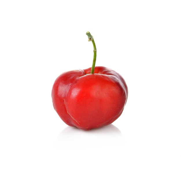 Fruta de acerola em fundo branco