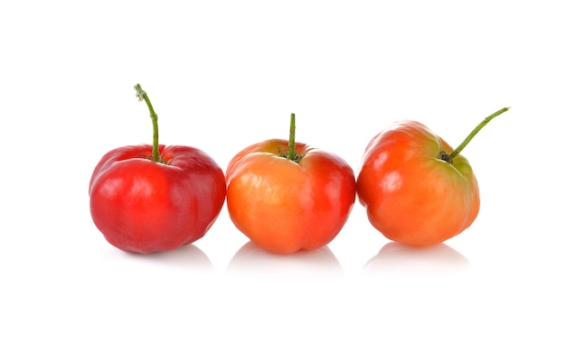 Foto fruta de acerola em fundo branco