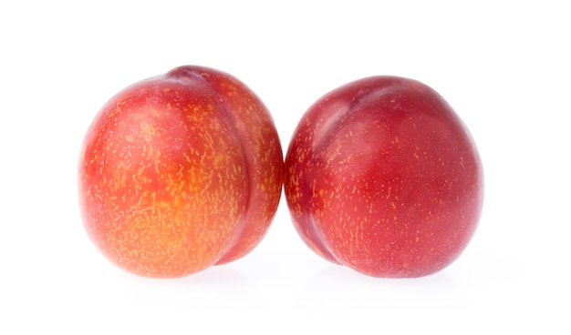 fruta de ameixa rubi madura isolada no fundo branco