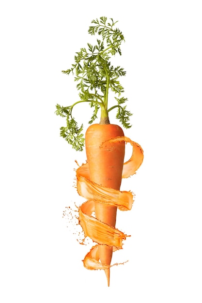 Fruta de cenoura vegetariana orgânica natural com folha verde e espirro suculento em espiral sobre um fundo branco, copie o espaço. Conceito saudável vegan.